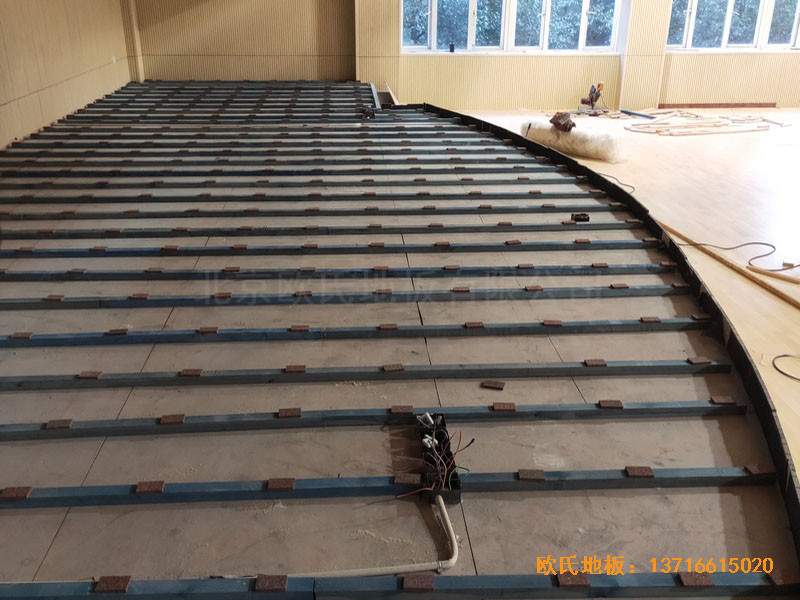 上海豐莊西路綠地小學舞臺體育地板施工案例2