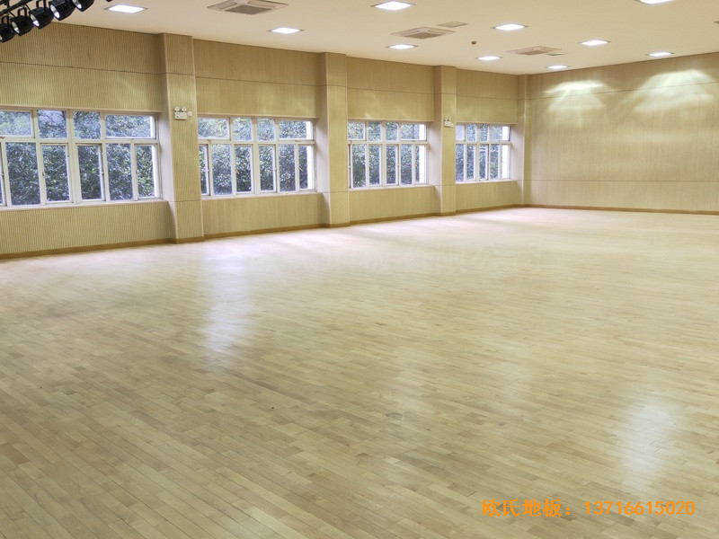 上海豐莊西路綠地小學舞臺體育地板施工案例5