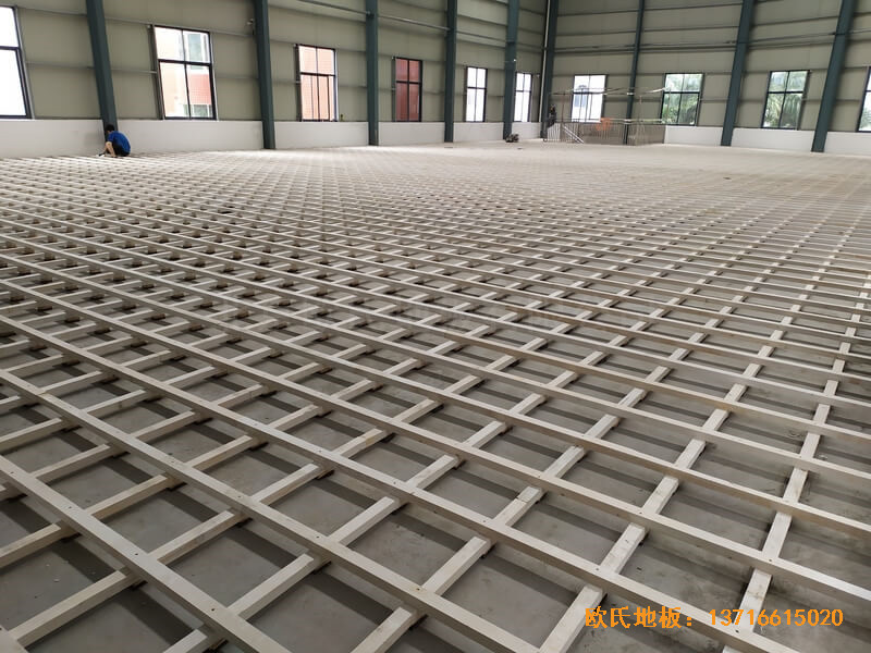 福建恒發(fā)鞋業(yè)公司籃球館運(yùn)動(dòng)木地板安裝案例1
