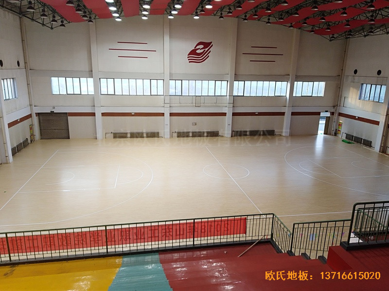 山東淄博工業(yè)職業(yè)學院籃球館體育地板鋪設案例0