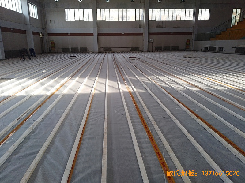 山東淄博工業(yè)職業(yè)學院籃球館體育地板鋪設案例1