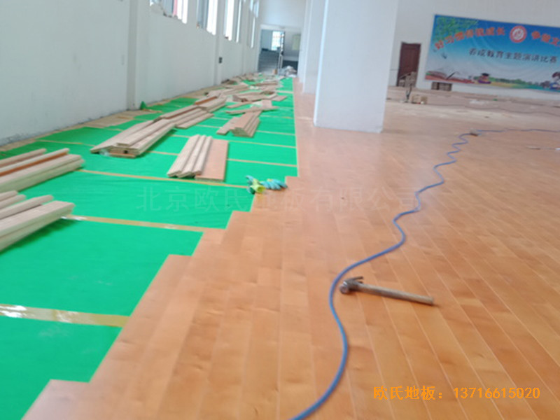 山東菏澤第六實(shí)驗(yàn)小學(xué)籃球館體育木地板鋪設(shè)案例3