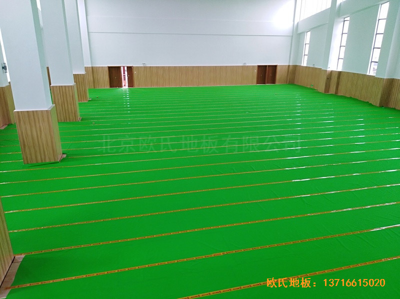 廣州南沙區(qū)珠江中學(xué)籃球館運(yùn)動(dòng)地板施工案例2