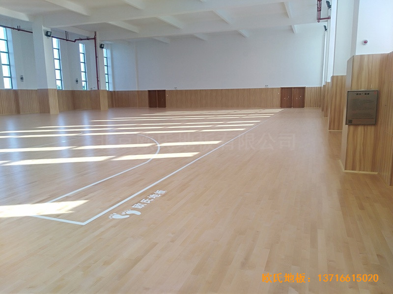 廣州南沙區(qū)珠江中學(xué)籃球館運(yùn)動(dòng)地板施工案例4