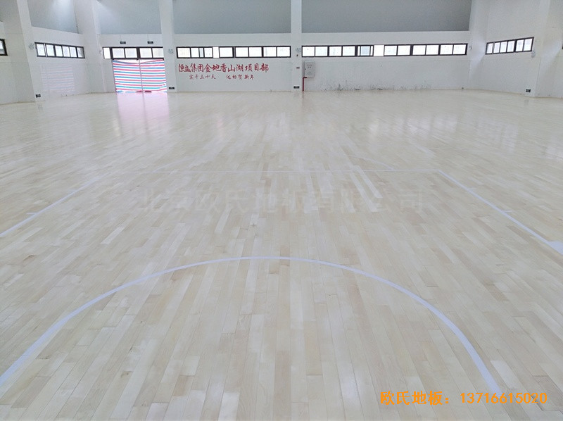 廣州金地香山湖小學(xué)籃球館體育木地板施工案例0