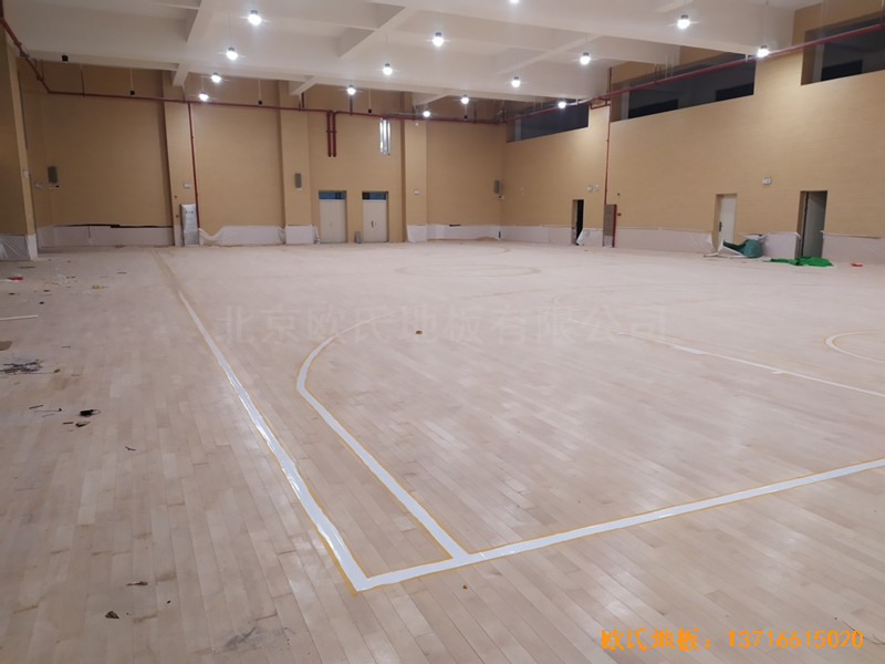 廣州黃埔區(qū)萬樾山小學(xué)籃球館體育地板鋪裝案例0