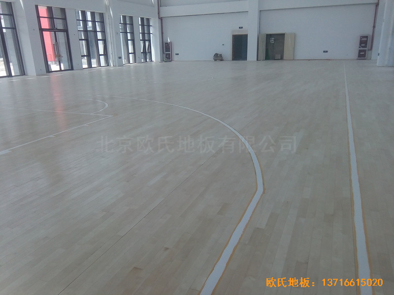 江蘇常卅市都市科技園籃球館運動木地板鋪裝案例0