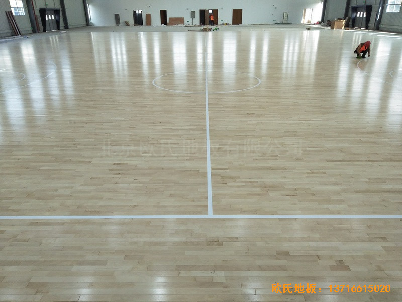 江蘇新能源科技公司籃球館運(yùn)動木地板安裝案例0