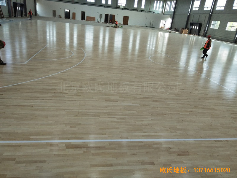 江蘇新能源科技公司籃球館運(yùn)動木地板安裝案例5