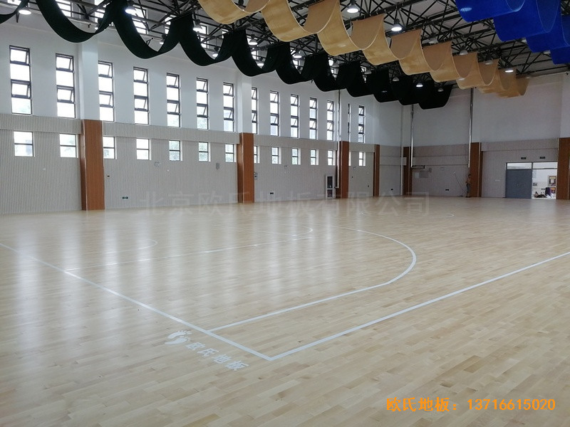 烏魯木齊達(dá)坂城中學(xué)籃球館運(yùn)動(dòng)地板安裝案例0