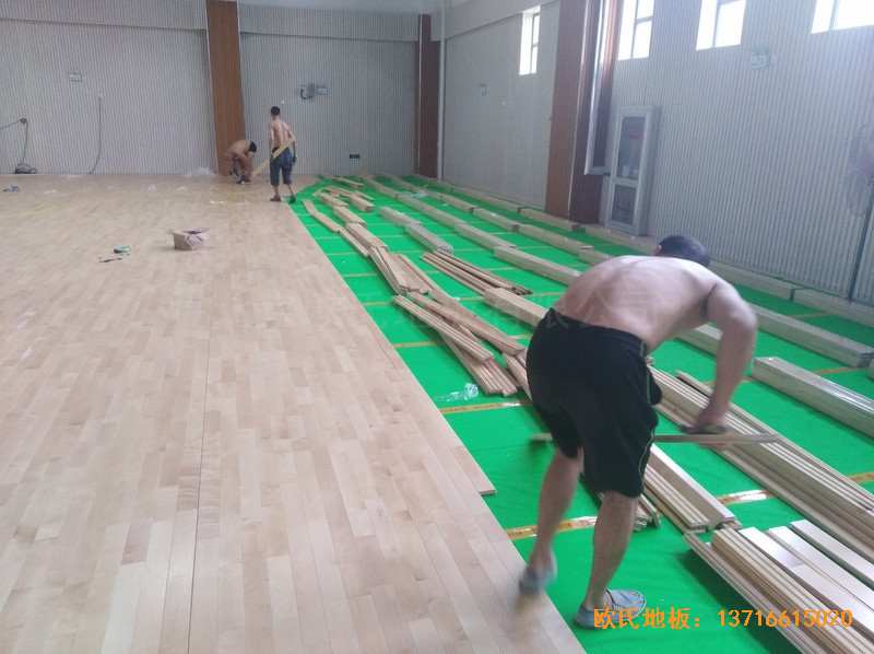烏魯木齊達(dá)坂城中學(xué)籃球館運(yùn)動(dòng)地板安裝案例3