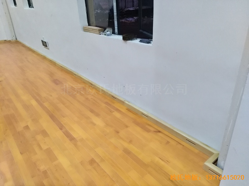 江西鷹潭余江縣工業(yè)園區(qū)籃球館體育木地板鋪設案例2