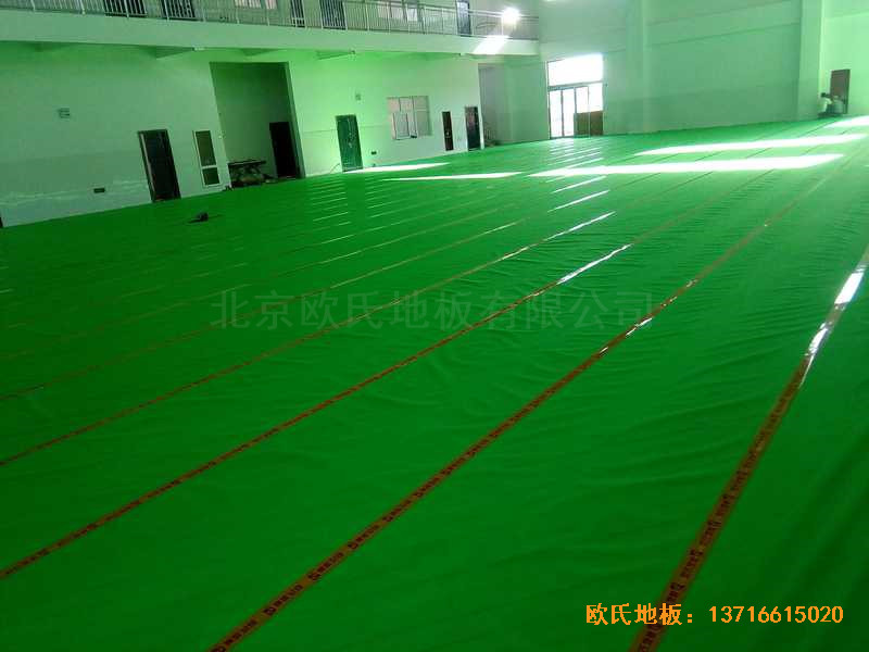 河南洛陽(yáng)伊水小學(xué)籃球館運(yùn)動(dòng)木地板施工案例2