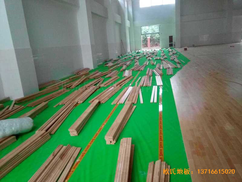 河南洛陽(yáng)伊水小學(xué)籃球館運(yùn)動(dòng)木地板施工案例3
