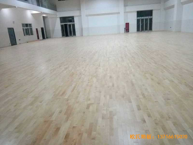 河南洛陽(yáng)伊水小學(xué)籃球館運(yùn)動(dòng)木地板施工案例4