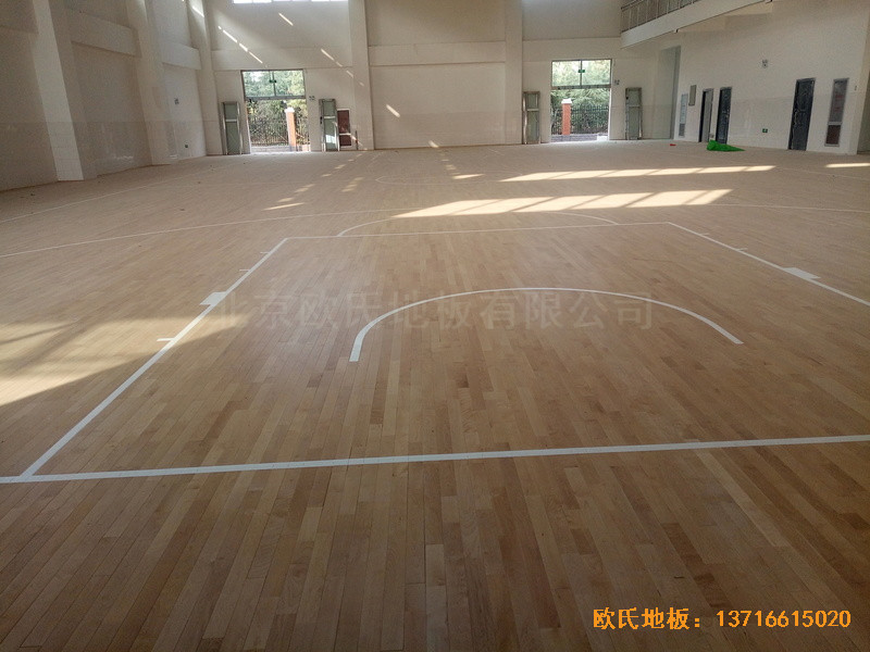 洛陽(yáng)伊水小學(xué)籃球館運(yùn)動(dòng)地板施工案例0