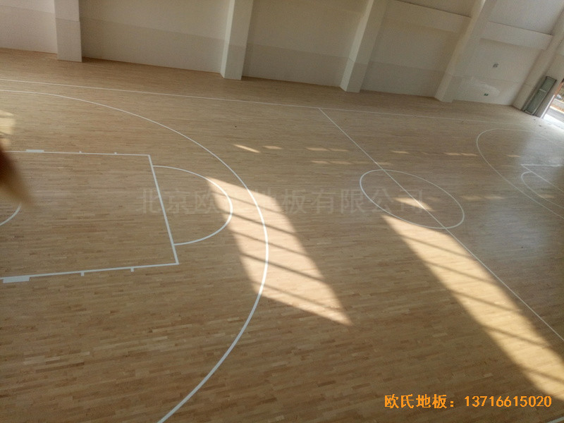 洛陽(yáng)伊水小學(xué)籃球館運(yùn)動(dòng)地板施工案例1