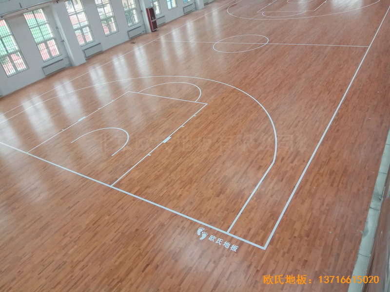 濟南中區(qū)十三中學(xué)籃球館運動地板鋪裝案例3