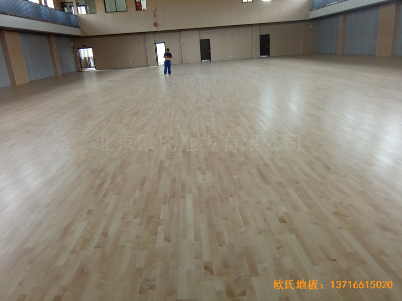 上海寶山區(qū)美蘭湖中學(xué)運(yùn)動館體育木地板鋪裝案例0