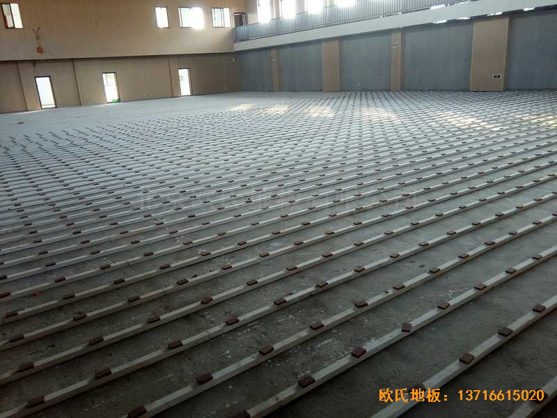 上海寶山區(qū)美蘭湖中學(xué)運(yùn)動館體育木地板鋪裝案例1