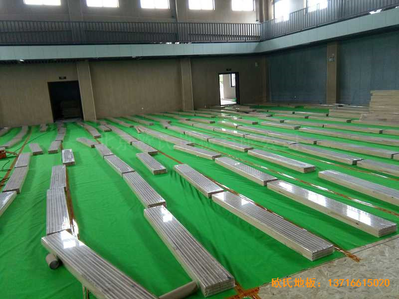 上海寶山區(qū)美蘭湖中學(xué)運(yùn)動館體育木地板鋪裝案例2