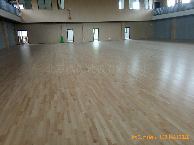 上海寶山區(qū)美蘭湖中學(xué)運(yùn)動館體育木地板鋪裝案例5