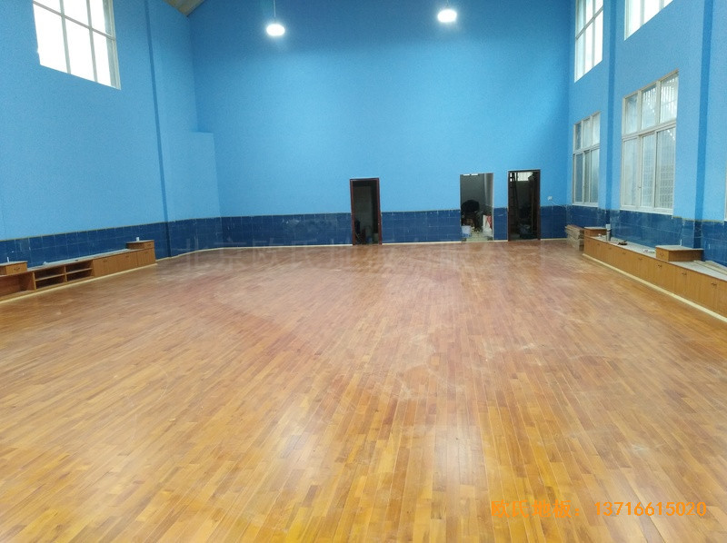 湖南婁底市建設銀行羽毛球館體育木地板安裝案例4