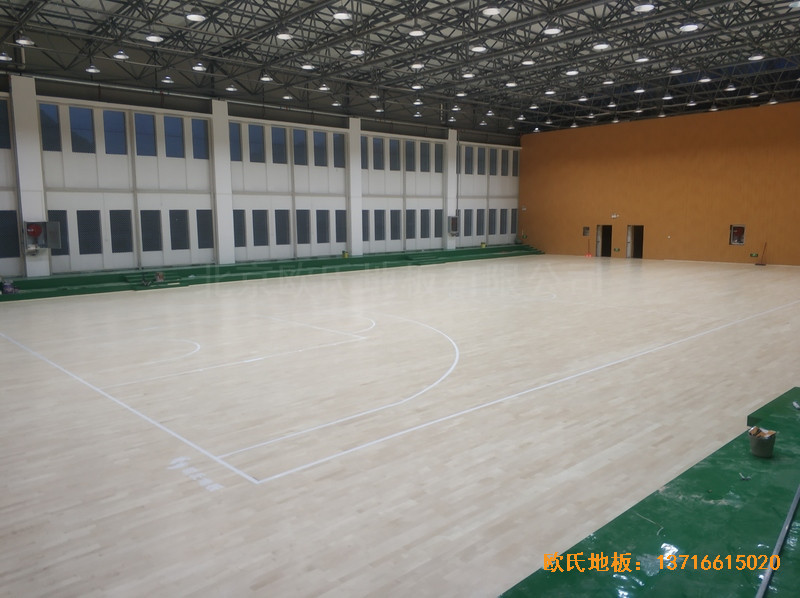 云南富寧一中籃球館運動木地板鋪裝案例3