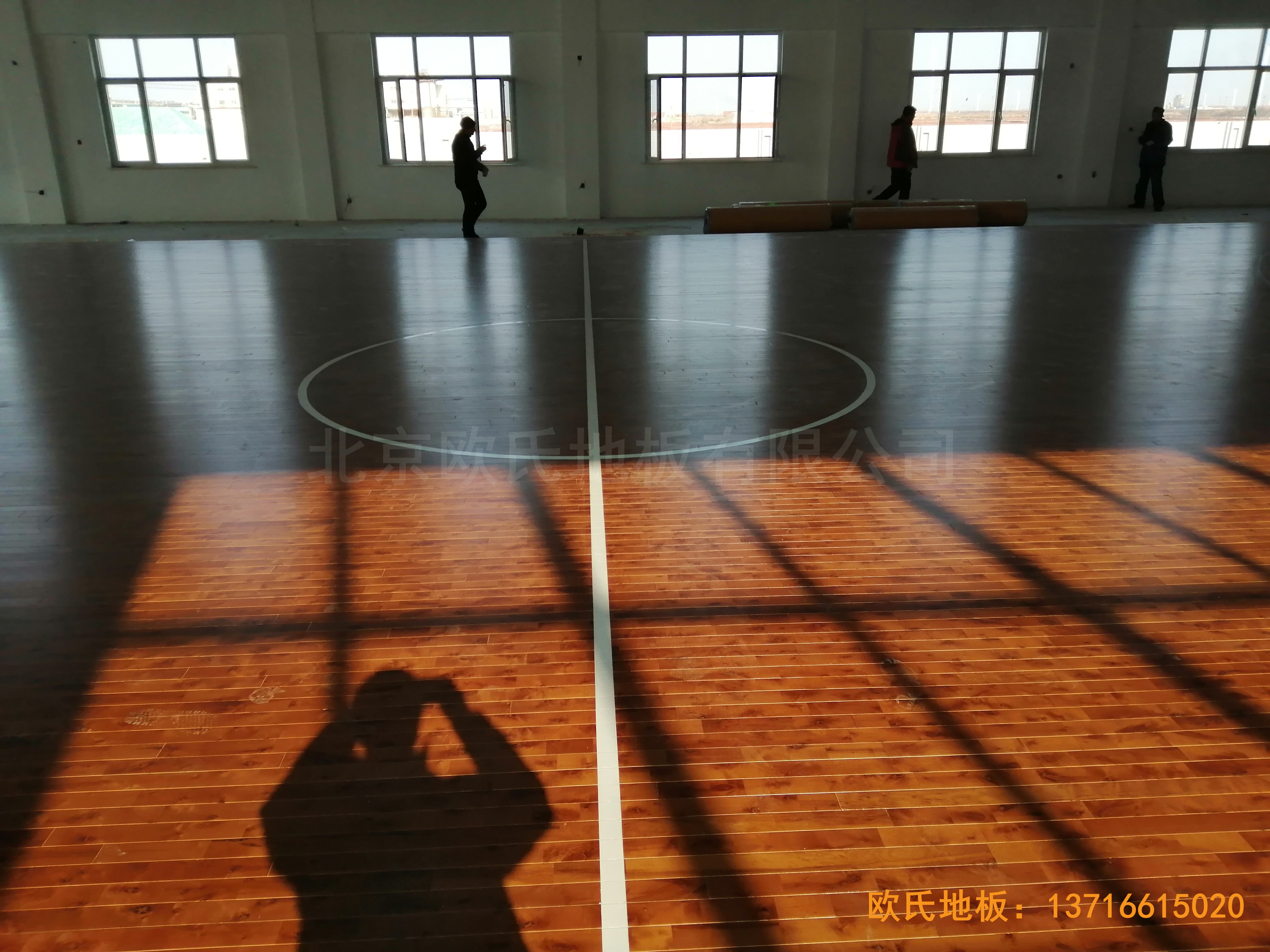 萊州銀海工業(yè)園消防特訓(xùn)隊籃球館體育地板鋪裝案例0