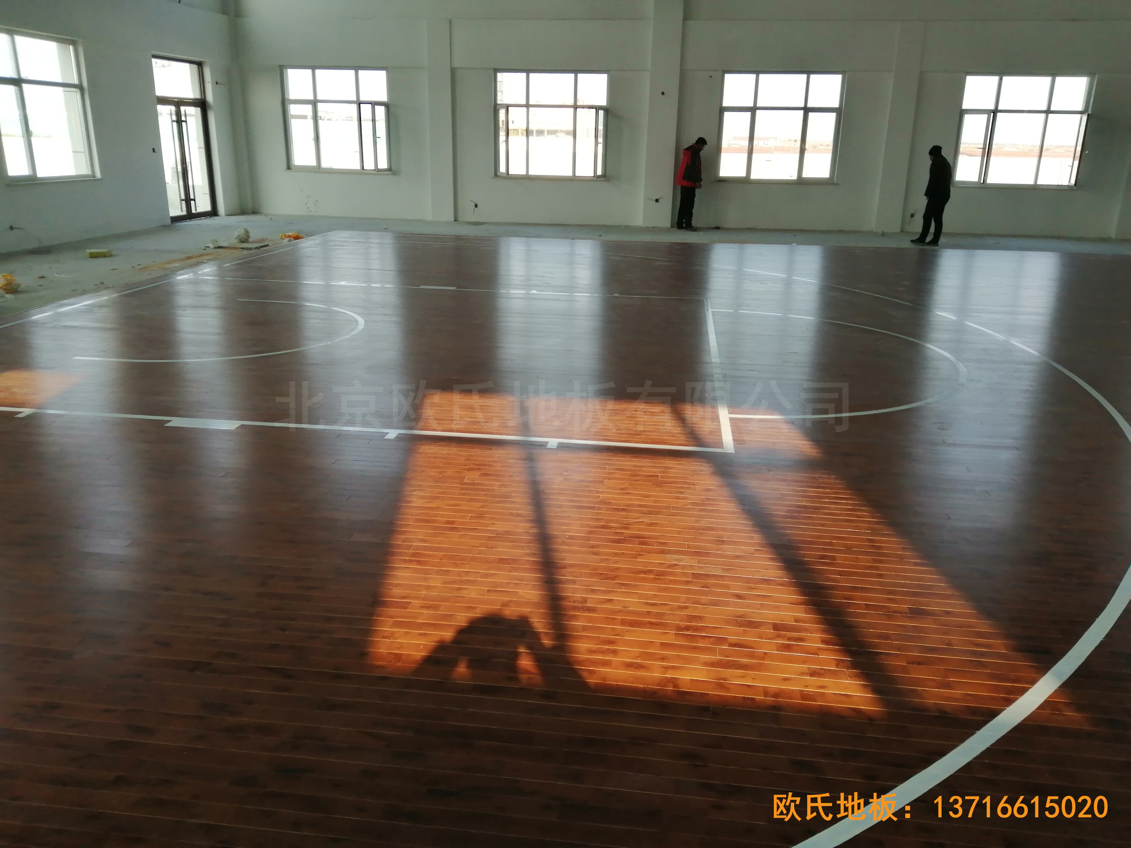萊州銀海工業(yè)園消防特訓(xùn)隊籃球館體育地板鋪裝案例4