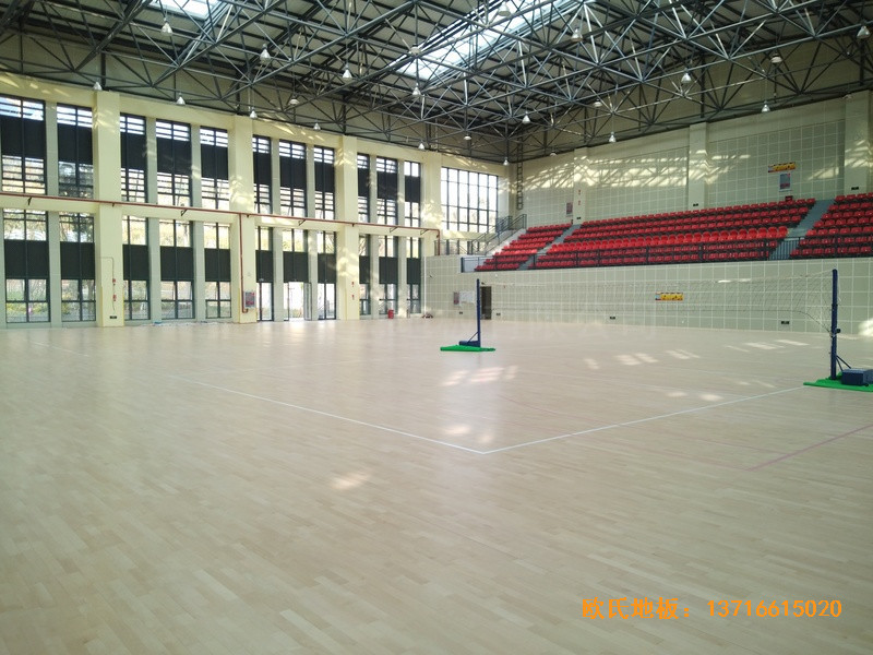 云南滇西技術(shù)大學(xué)總部籃球館運動木地板施工案例3