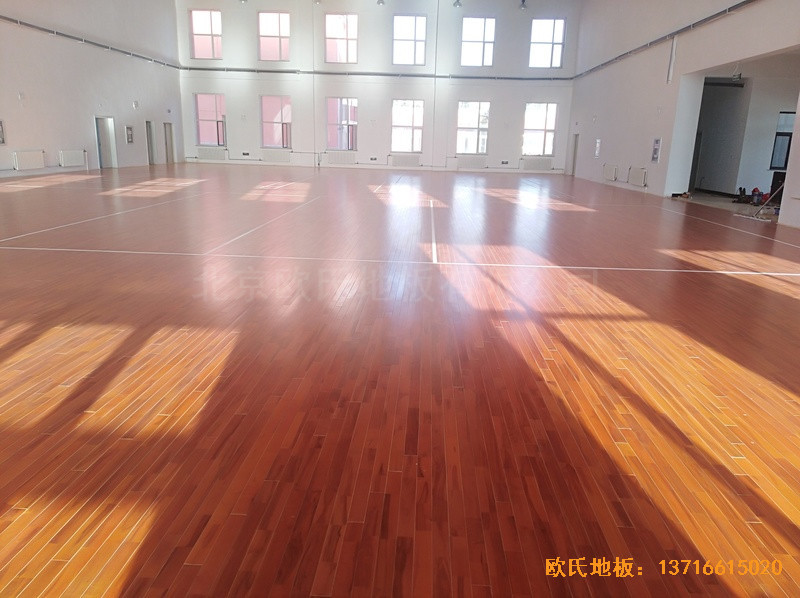 內(nèi)蒙左旗吉蘭泰鎮(zhèn)五中運(yùn)動館體育木地板施工案例4