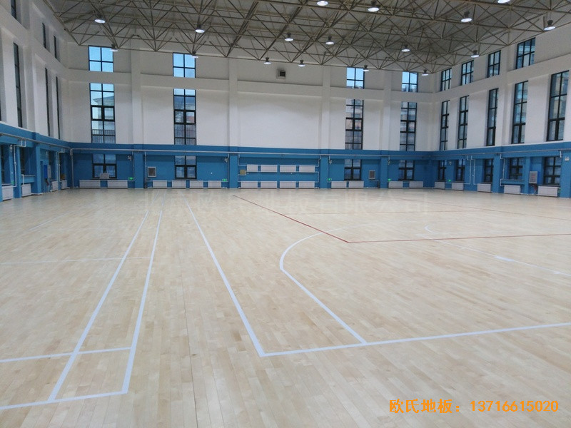 內(nèi)蒙古扎蘭屯職業(yè)學(xué)院籃球館體育木地板鋪裝案例1