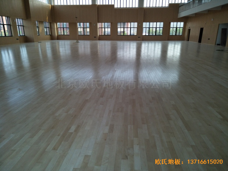 上海松江區(qū)佘北學(xué)校運(yùn)動(dòng)館運(yùn)動(dòng)木地板安裝案例5