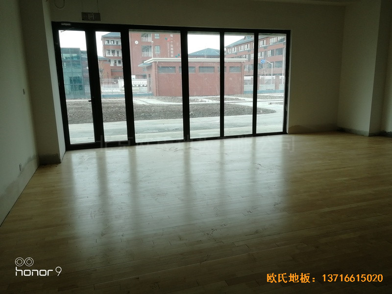 上海松江區(qū)佘山鎮(zhèn)文體中心運動地板鋪裝案例0