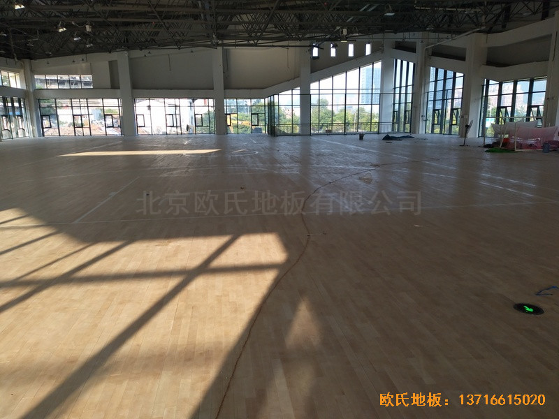 四川宜賓市臨港實驗學(xué)校體育館體育地板鋪裝案例0