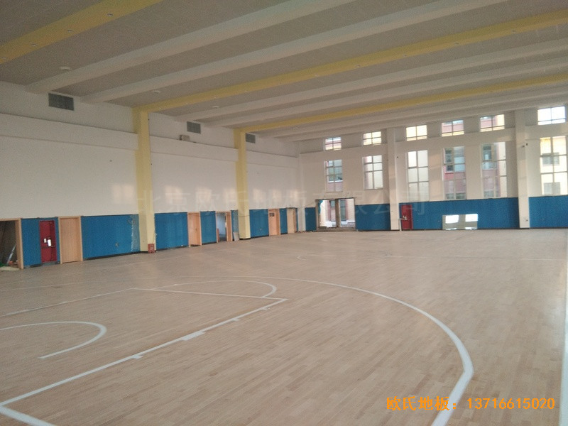 山東李滄徐水路小學(xué)籃球館運動木地板鋪設(shè)案例0