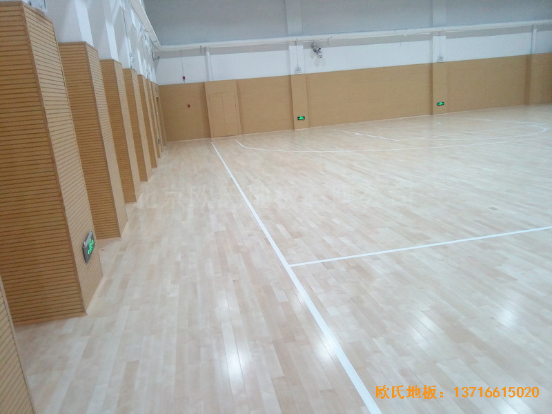 山東濟南歷下區(qū)燕山學(xué)校籃球館運動地板鋪設(shè)案例3