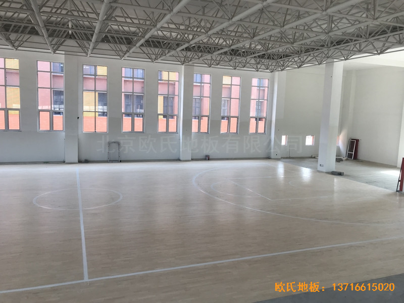 山東濟南歷城區(qū)雪山小學(xué)籃球館體育地板安裝案例0