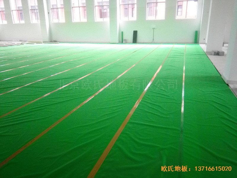 山東濟南歷城區(qū)雪山小學(xué)籃球館體育地板安裝案例2
