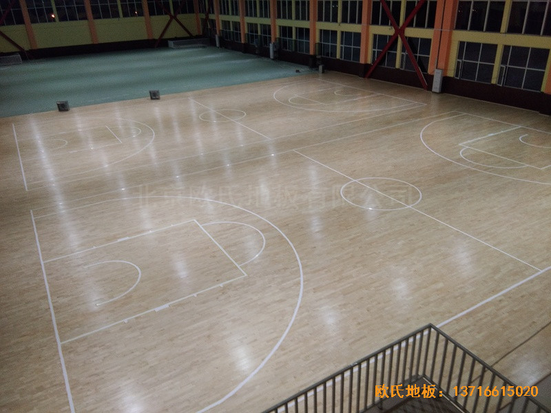 山東濟(jì)南章丘雙語(yǔ)學(xué)?；@球館運(yùn)動(dòng)木地板安裝案例3